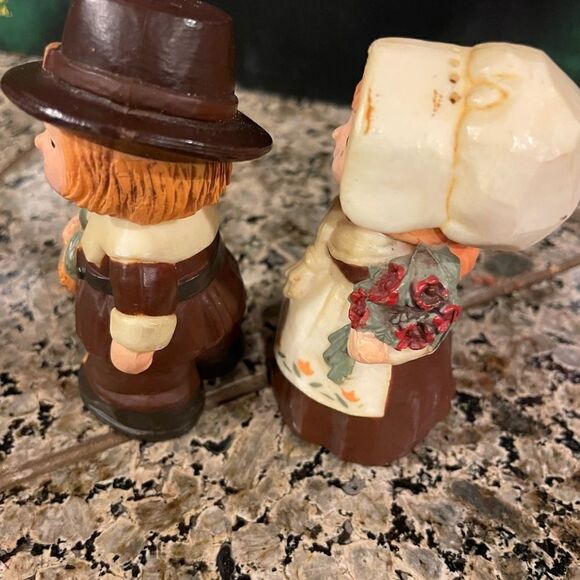 Hallmark Cards Vintage Pilgrim Salt and Pepper Shakers - Picture 7 of 9